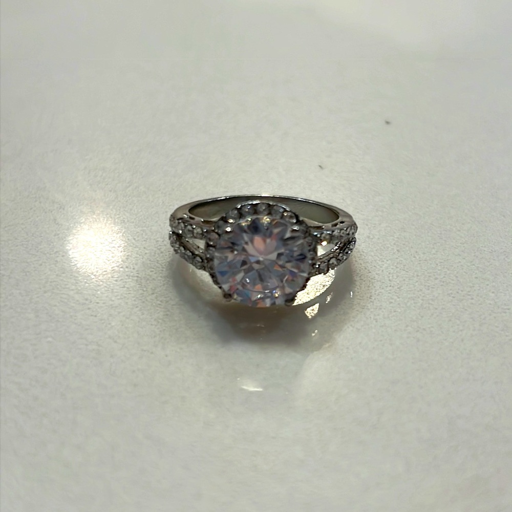 Gorgeous Fashion Ring - Size 7 - Picture 1 of 3